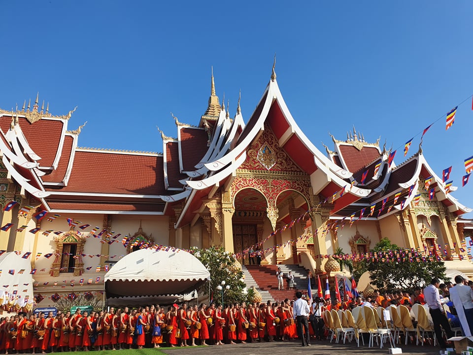 ປະຊາຊົນຫຼາຍພັນຄົນຮ່ວມໃສ່ບາດພະສົ່ງ 5 ແຜ່ນດິນ