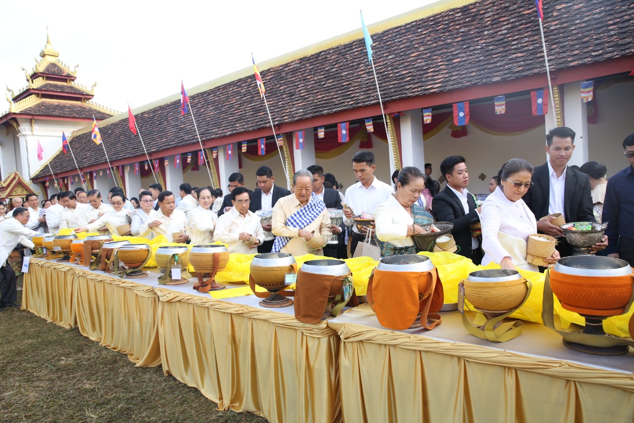 ຫຼາຍໝື່ນຄົນໃສ່ບາດບຸນທາດຫຼວງປີນີ້