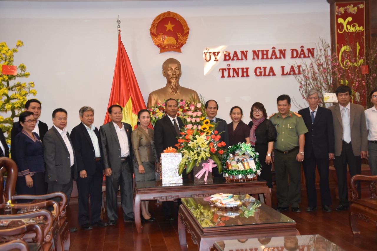ເຈົ້າແຂວງອັດຕະປື ອວຍພອນຄະນະນໍາແຂວງ ກອນຕູມ-ແຂວງຢາລາຍເນື່ອງ ໃນໂອກາດປີໃໝ່ຫວຽດນາມ