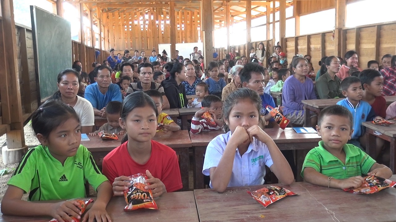 ເດັກນ້ອຍທີ່ປະສົບໄພພິບັດຢູ່ເມືອງສະໜາມໄຊ 600ກວ່າຄົນໄດ້ຮັບໃບຢັ້ງຢືນການເກີດ