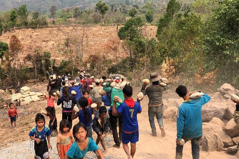 ປະຊາຊົນຮ່ວມໃຈກັນສ້າງຝາຍນໍ້າລົ້ນເພື່ອຮັບໃຊ້ການຜະລິດກະສິກໍາ