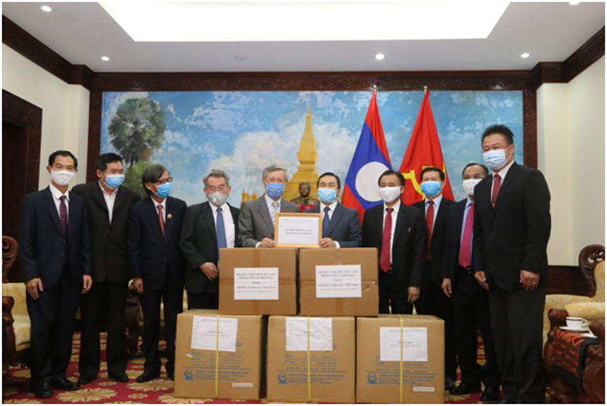 ສະມາ​ຄົມ​ມິດຕະພາບ​ຫວຽດນາມ-ລາວ ​ມອບ​ເຄື່ອງ​ຊ່ວຍ​ເຫຼືອຕ້ານພະຍາດ ໂຄວິດ-19