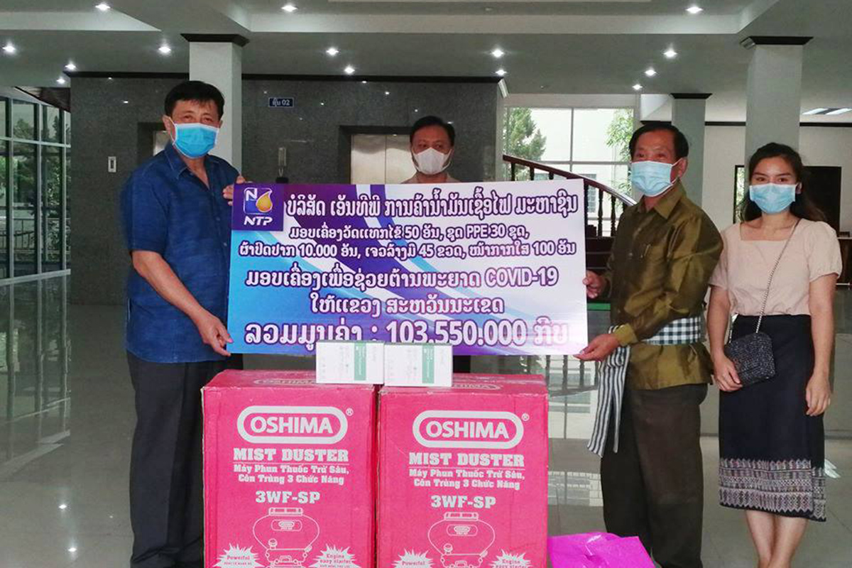 ນັກທຸລະກິດມອບເຄື່ອງຊ່ວຍເຫຼືອແຂວງສະຫວັນນະເຂດ ຕ້ານໂຄວິດ-19