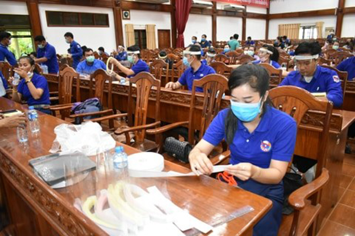 ຊາວໜຸ່ມແຂວງຈຳປາສັກ ຮ່ວມປະດິດອຸປະກອນກັນລະອອງຈາກການໄອ,ຈາມ ເພື່ອແຈກຢາຍ