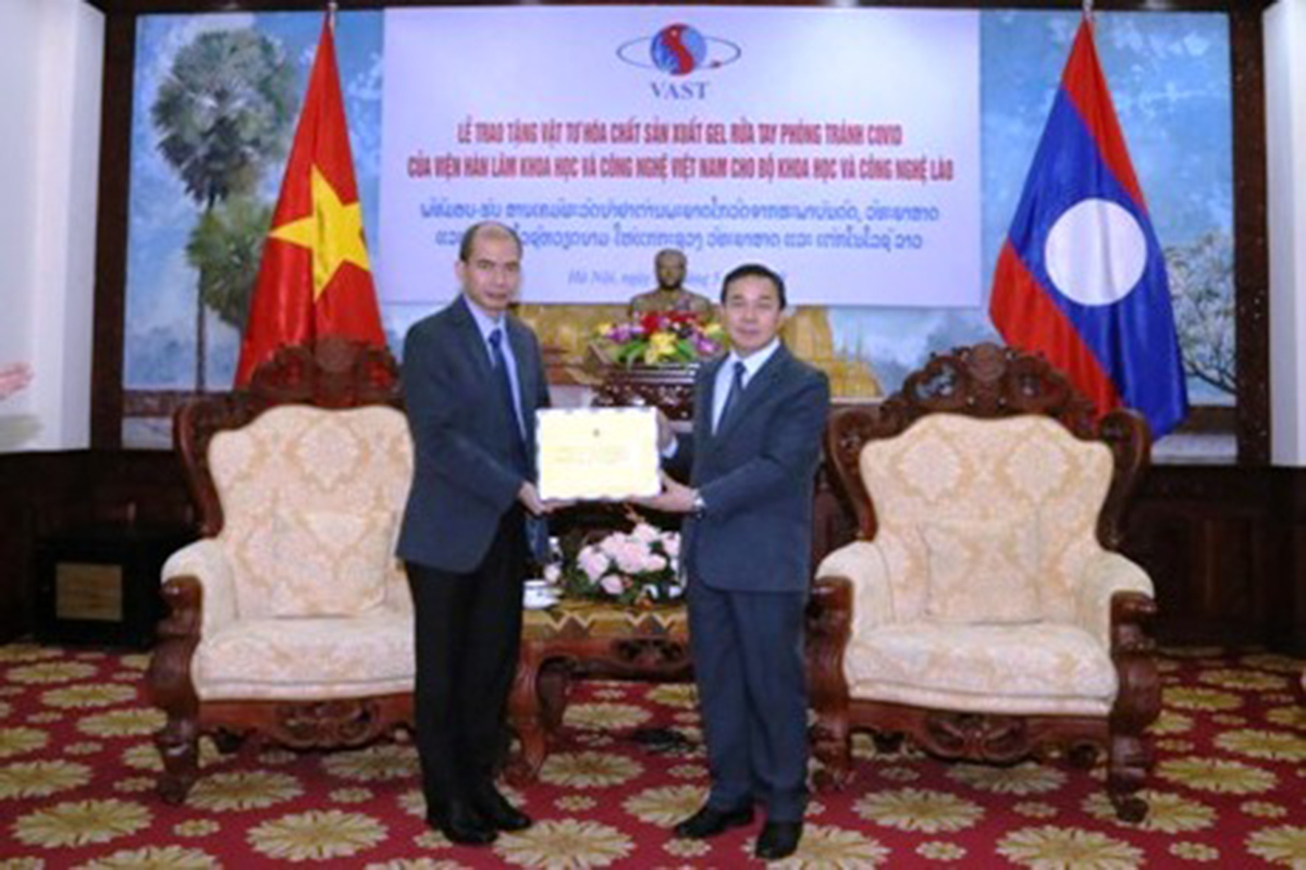ຫວຽດນາມ ມອບສານ​ເຄມີ​ຜະລິດ​ນໍ້າ​ຢາ​ລ້າງມືຕ້ານ​ພະຍາດ​ໂຄ​ວິດ-19 ໃຫ້ລາວ