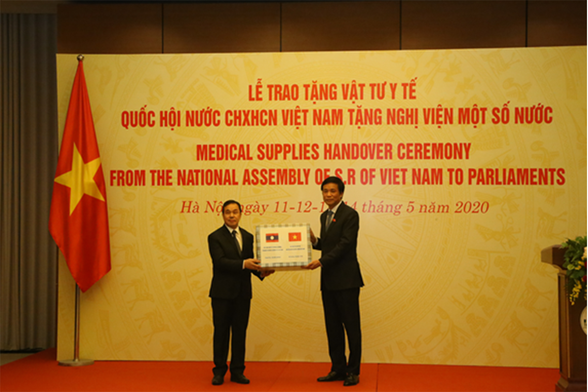 ສະພາ​ແຫ່ງ​ຊາດຫວຽດນາມ ​ມອບ​ເຄື່ອງ​ຊ່ວຍ​ເຫຼືອການແພດໃຫ້​ລາວ