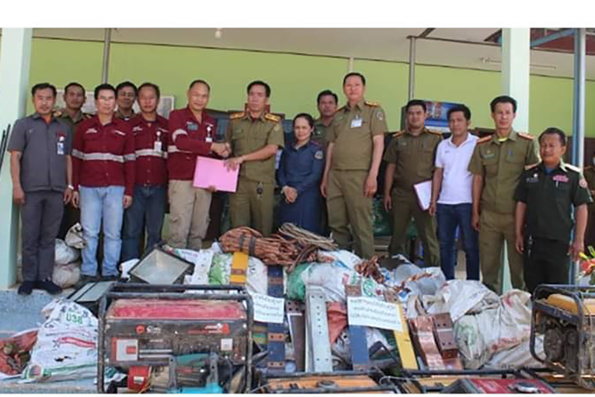 ເຈົ້າໜ້າທີ່ມອບເຄື່່ອງທີ່ຖືກລັກຄືນໃຫ້ເຈົ້າຂອງ