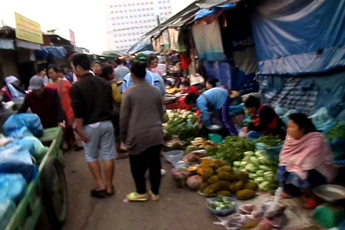 ຕະຫຼາດຂົວດິນຢຸດການນໍາໃຊ້ຖົງພລາສຕິກ ໂດຍໃຫ້ນໍາໃຊ້ຖົງທີ່ເຮັດດ້ວຍເຈ້ຍ