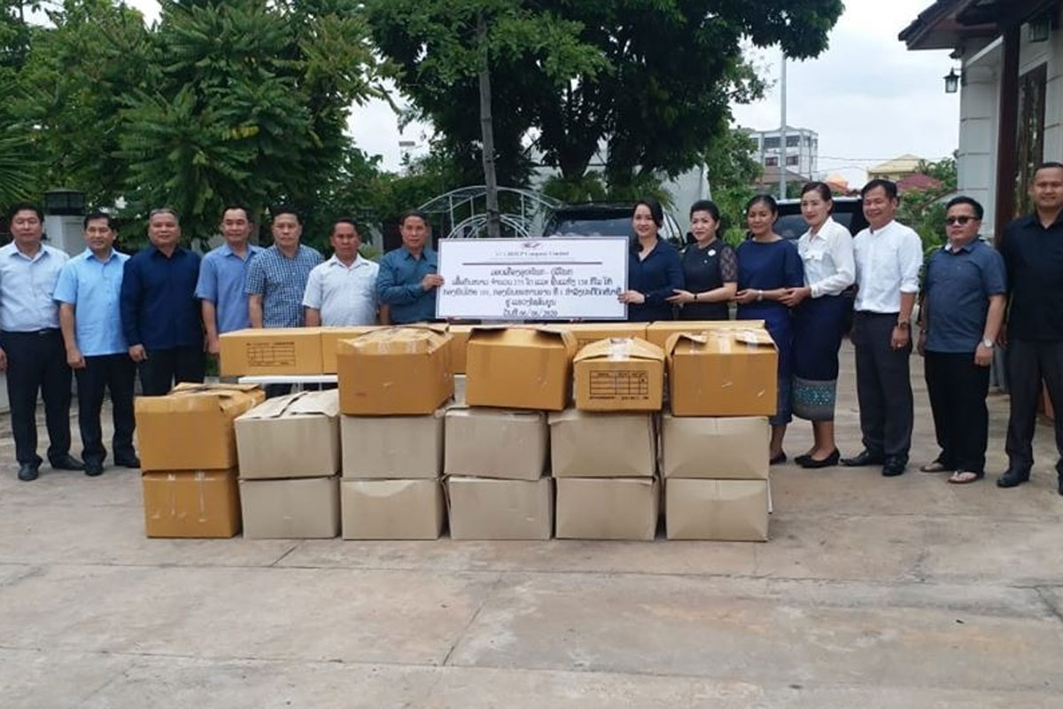 ທ່ານນາງ ອາລຸນນີ ແລະ ທ່ານ ນາງ ລີນາ ມອບເຄື່ອງຊ່ວຍເຫລືອໃຫ້ອ້າຍນ້ອງທະຫານທີ່ປົກປັກຮັກສາຄວາມສະຫງົບຢູ່ ແຂວງໄຊສົມບູນ