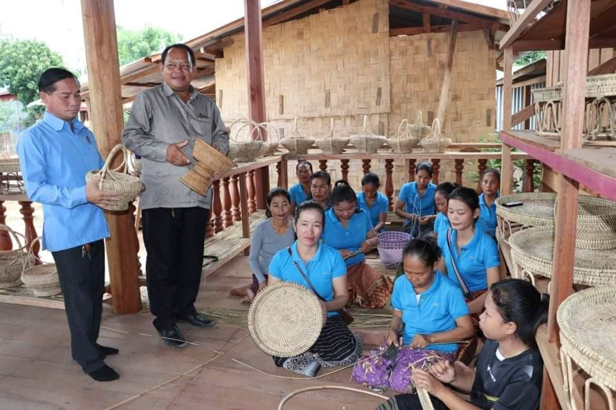 ກຸ່ມຫັດຖະກຳຈັກສານບ້ານແບ່ງດ່ານມີລາຍຮັບຫຼາຍກວ່າ 130 ລ້ານກີບຕໍ່ປີຈາກການຂາຍຜະລິດພັນ