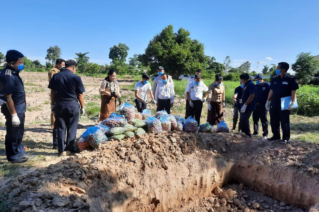 ເຈົ້າໜ້າທີ່ ດ່ານພາສີຂົວມິດຕະພາບ ແຫ່ງທີ 1 ທໍາລາຍສິນຄ້ານໍາເຂົ້າແບບບໍ່ຖືກຕ້ອງ