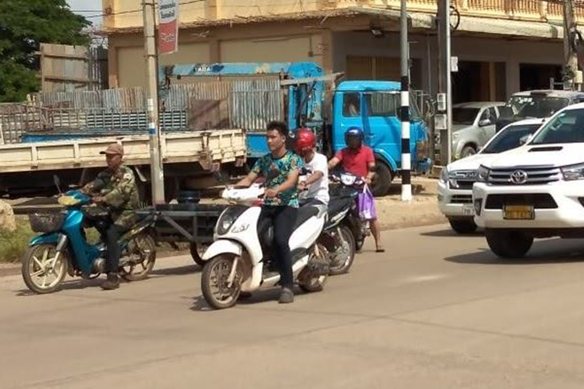 ຕຳຫຼວດຈະລາຈອນ ໂຄສະນາເຜີຍແຜ່ການສັນຈອນຕາມເສັ້ນທາງ