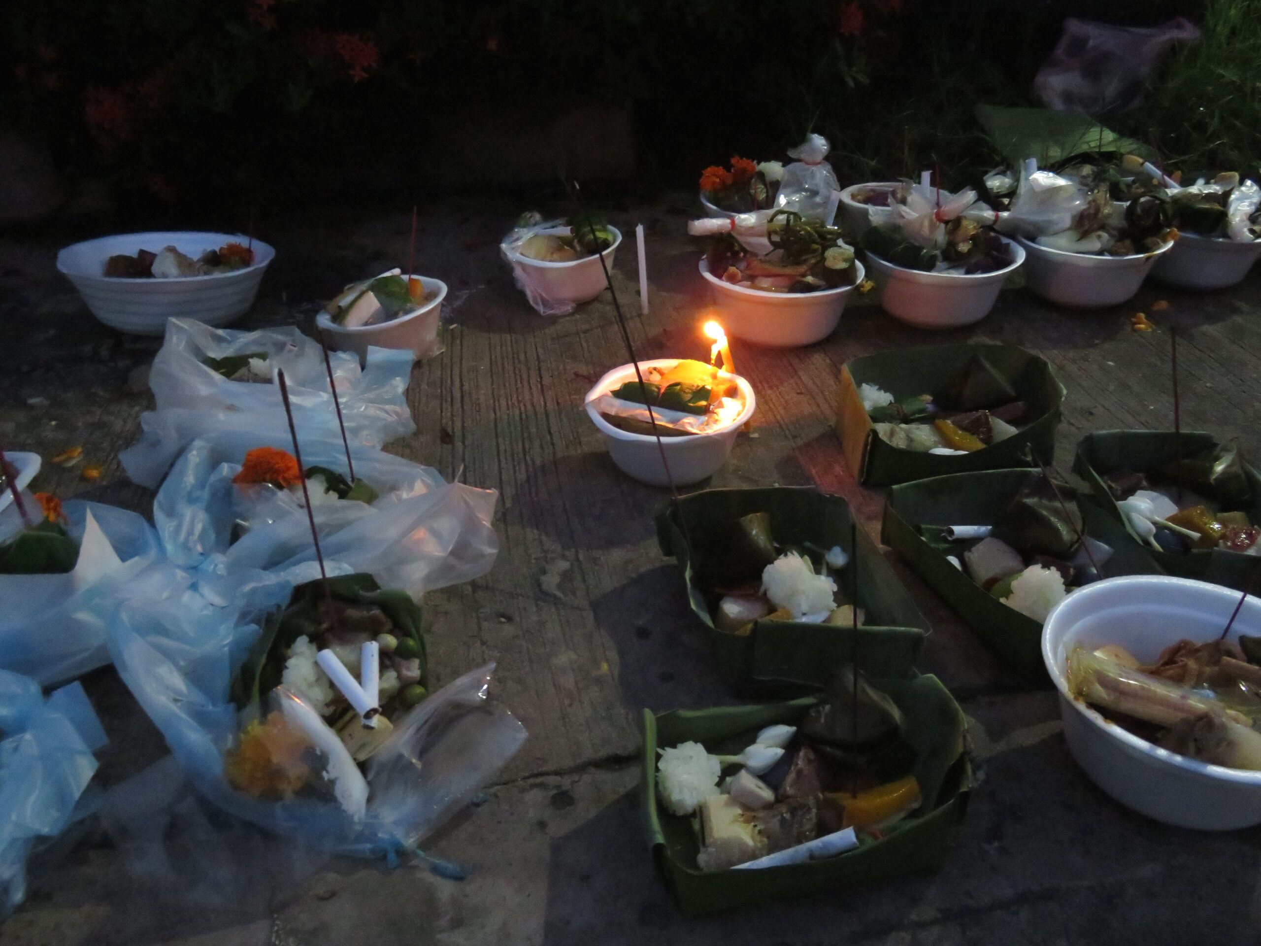 ບຸນຫໍ່ເຂົ້າປະດັບດິນກົງກັບມື້ແຮມ 14 ຄໍ່າເດືອນ 9 ລາວ ຂອງທຸກໆປີ