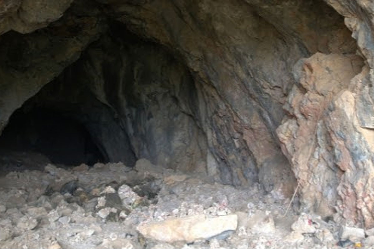 ປະຊາຊົນ 374 ຄົນທີ່ລີ້ໄພຢູ່ຖໍ້າປິວເສຍຊີວິດພຽງສ້ຽວວິນາທີ ຈາກລູກສອນໄຟຂອງສັດຕູໃນສະໃໝສົງຄາມ