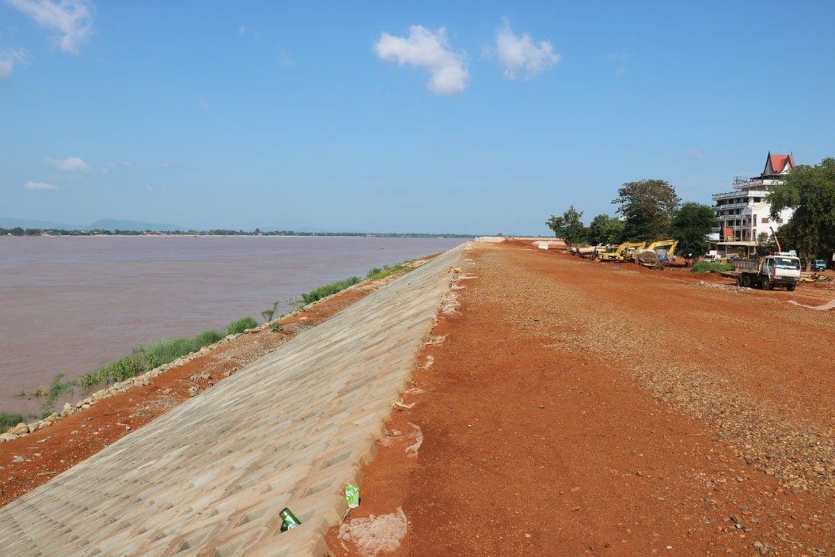 ນະຄອນປາກເຊ ສຶບຕໍ່ການກໍ່ສ້າງກັນຕາຝັ່ງເຈື່ອນ ແລະ ສວນສາທາລະນະແຄມຂອງ ຫຼັງຈາກຢຸດການກໍ່ສ້າງ