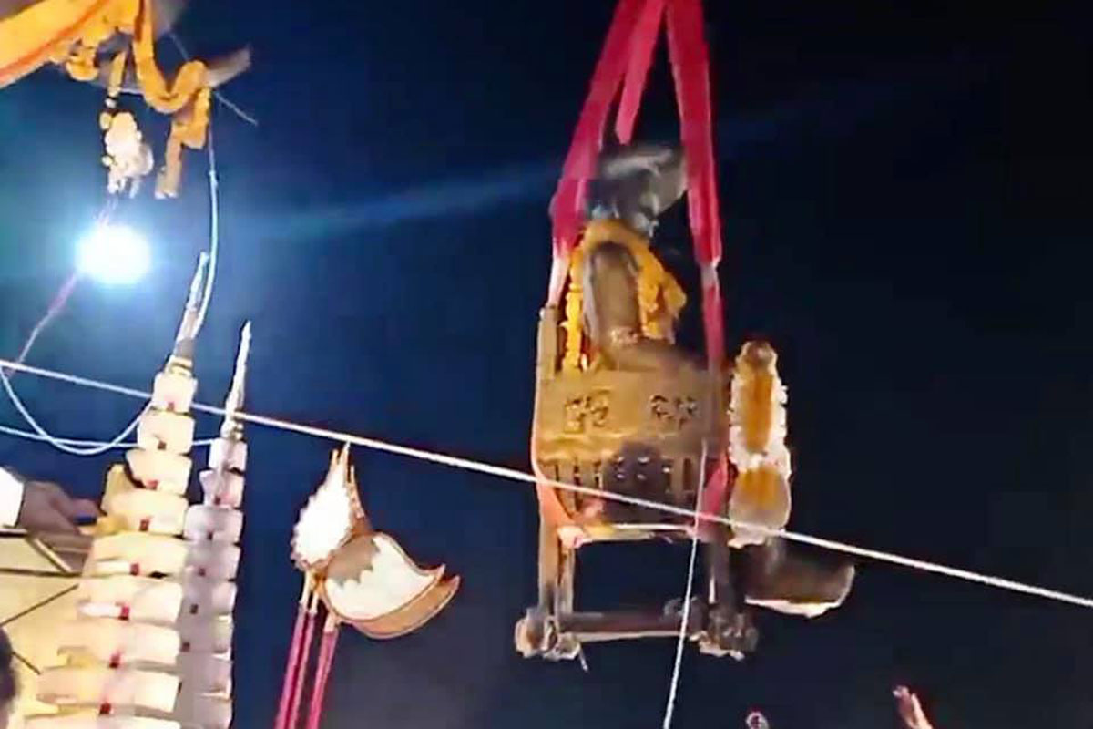 ຮູບປັ້ນພະເຈົ້າໄຊຍະເຊດຖາທິລາດ ຖືກຍົກຂຶ້ນປະທັບຫຼັງຊ້າງທີ່ອະນຸສາວະລີ ພະເຈົ້າໄຊຍະເຊດຖາທິລາດ ແລ້ວ