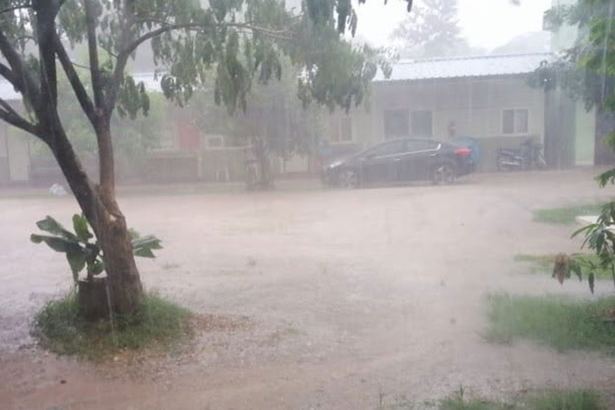 ບາງທ້ອງຖິ່ນເຂດພາກກາງ ແລະ ພາກໃຕ້ກຽມຮັບມືກັບຝົນ ຕົກໜັກ ລົມພັດແຮງ ຊຶ່ງ ອາດເກີດນ້ຳຖ້ວມຊູ ແລະ ດິນເຈື່ອນ