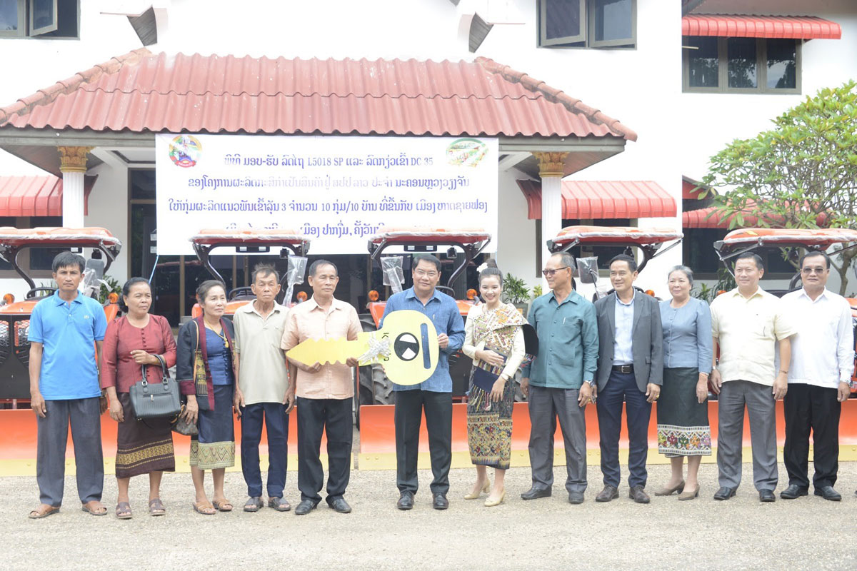 ລັດມອບກົນຈັກໃຫ້ກຸ່ມຊາວກະສິກອນ ພາຍໃຕ້ໂຄງການສົ່ງເສີມຜະລິດກະສິກໍາເປັນສິນຄ້າ ຢູ່ 3 ເມືອງເປົ້າໝາຍ