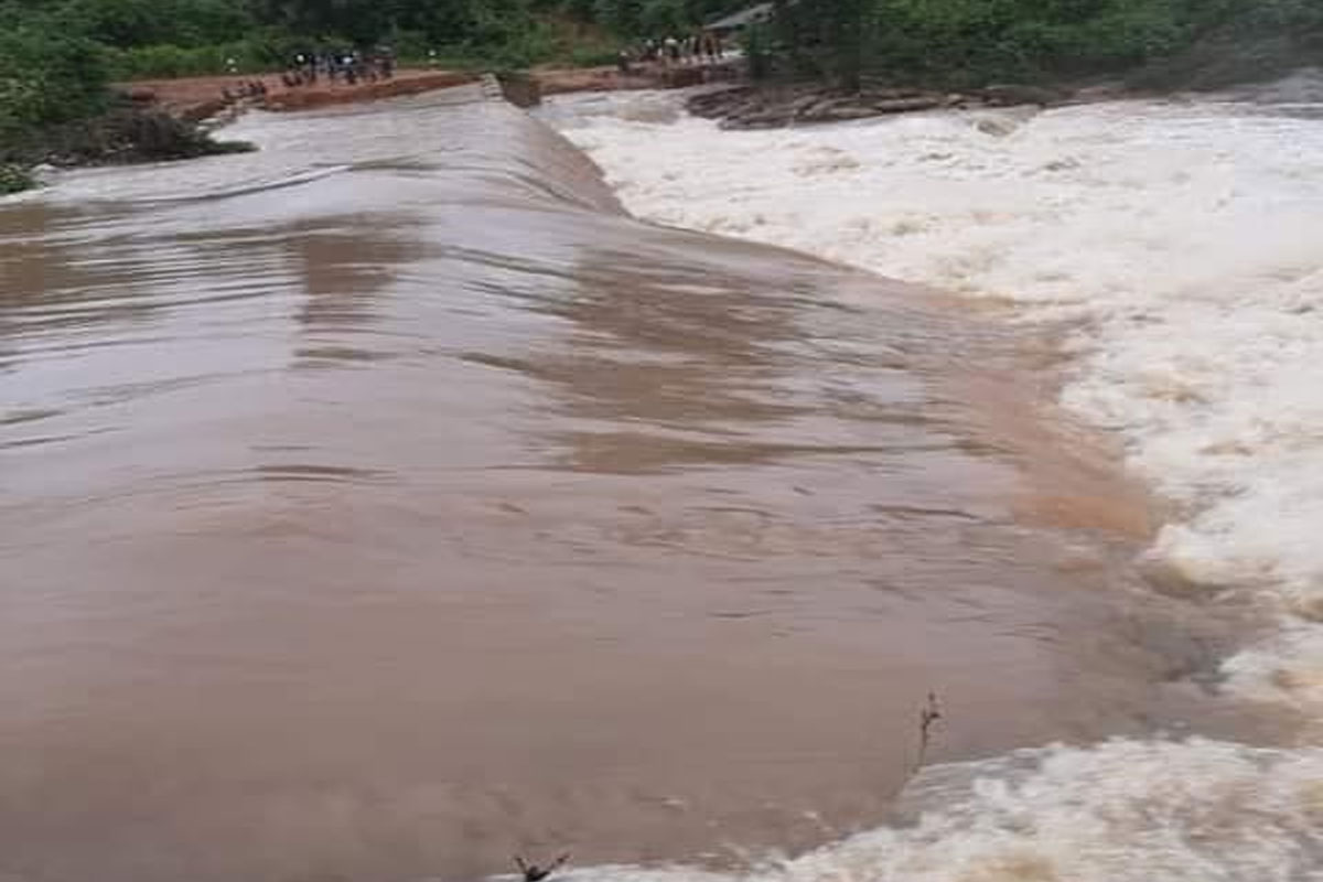 ພະຍຸ ນັງກາ ຫົວທີ 16 ເຮັດໃຫ້ເສັ້ນທາງເມືອງນອງ ອອກສູ່ບ້ານດົງ ເມືອງເຊໂປນ ຖືກຕັດຂາດເປັນຮອບທີ 3