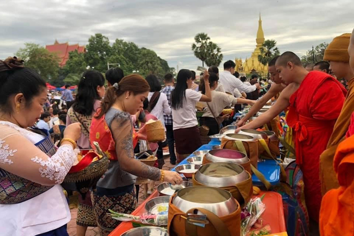 ຊາວພຸດຈຳນວນຫຼວງຫຼາຍຮ່ວມພິທີຕັກບາດ ໃນງານບຸນນະມັດສະການພະທາດຫຼວງຕອນເຊົ້າຂອງມື້ນີ້