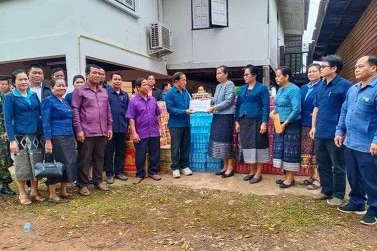 ການນຳແຂວງສະຫວັນນະເຂດ ມອບເຄື່ອງຊ່ວຍເຫຼືອ ຜູ້ປະສົບໄພນໍ້າຖ້ວມຢູ່ເມືອງຈຳພອນ