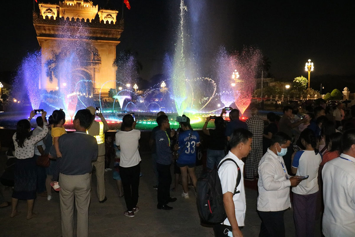 ປະຊາຊົນຢາກຮູ້ກໍານົດເວລາເປີດ-ປິດໄຟເຍືອງທາງ ແລະ ລະບົບນໍ້າພຸ ສວນປະຕູໄຊ