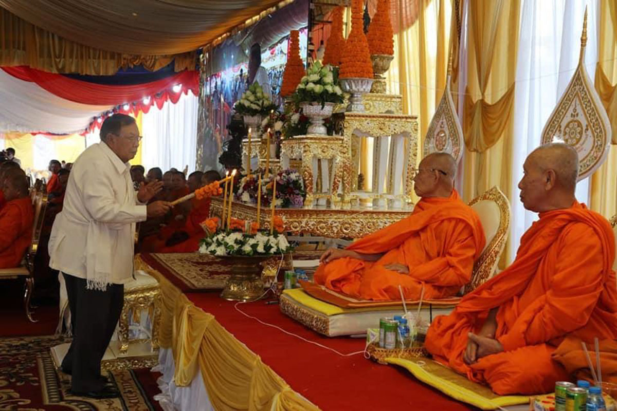 ພັກ-ລັດ ຕັ້ງກອງບຸນ 13 ກອງ ເພື່ອອຸທິດໃຫ້ດວງວິນຍານທ່ານ ປະທານ ໄກສອນ ພົມວິຫານ