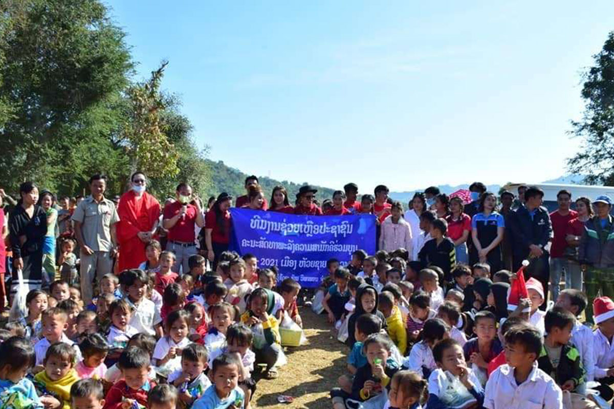 ທີມງານຊ່ວຍເຫຼື່ອປະຊາຊົນເມືອງຫ້ວຍຊາຍ ມອບເຄື່ອງອຸປະໂພກ ແລະ ບໍລິໂພກໃຫ້ປະຊາຊົນ ແລະ ນັກຮຽນຜູ້ດ້ອຍໂອກາດ