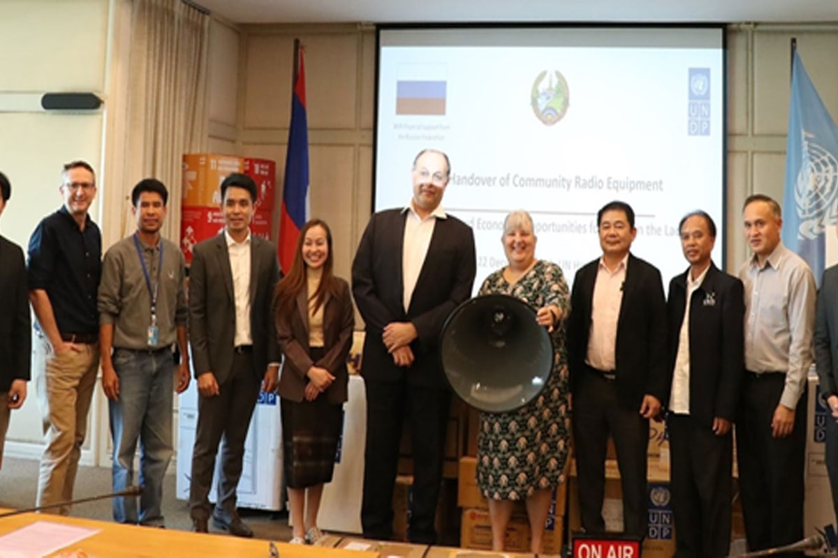 ສປຊ ມອບອຸປະກອນເຄື່ອງສົ່ງວິທະຍຸ FM ແນໃສ່ເຜີຍແຜ່ຂໍ້ມູນຂ່າວສານຢູ່ເຂດຫ່າງໄກສອກຫຼີກ ໃນລາວ 