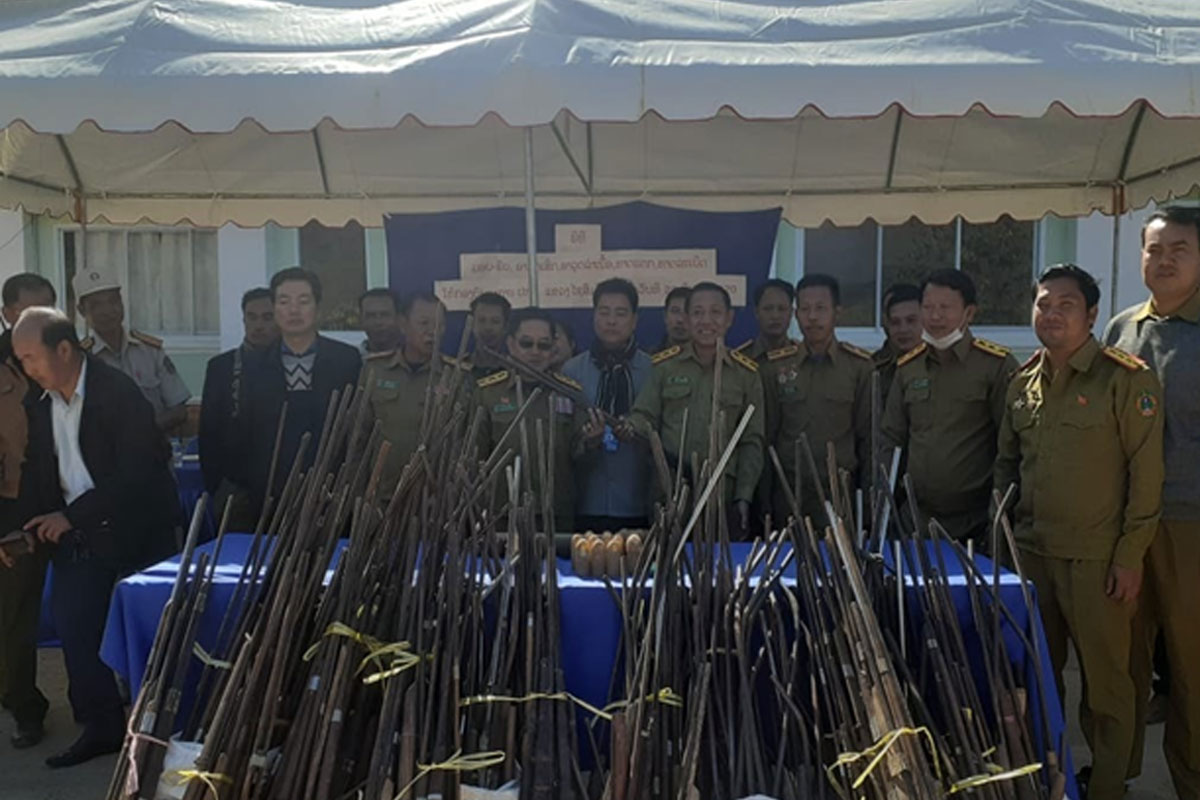 ປກສ ເມືອງລ້ອງແຈ້ງ ມອບ ອາວຸດລ່າເນື້ອ ຜິດກົດໝາຍ ໃຫ້ ປກສ ແຂວງໄຊສົມບູນ