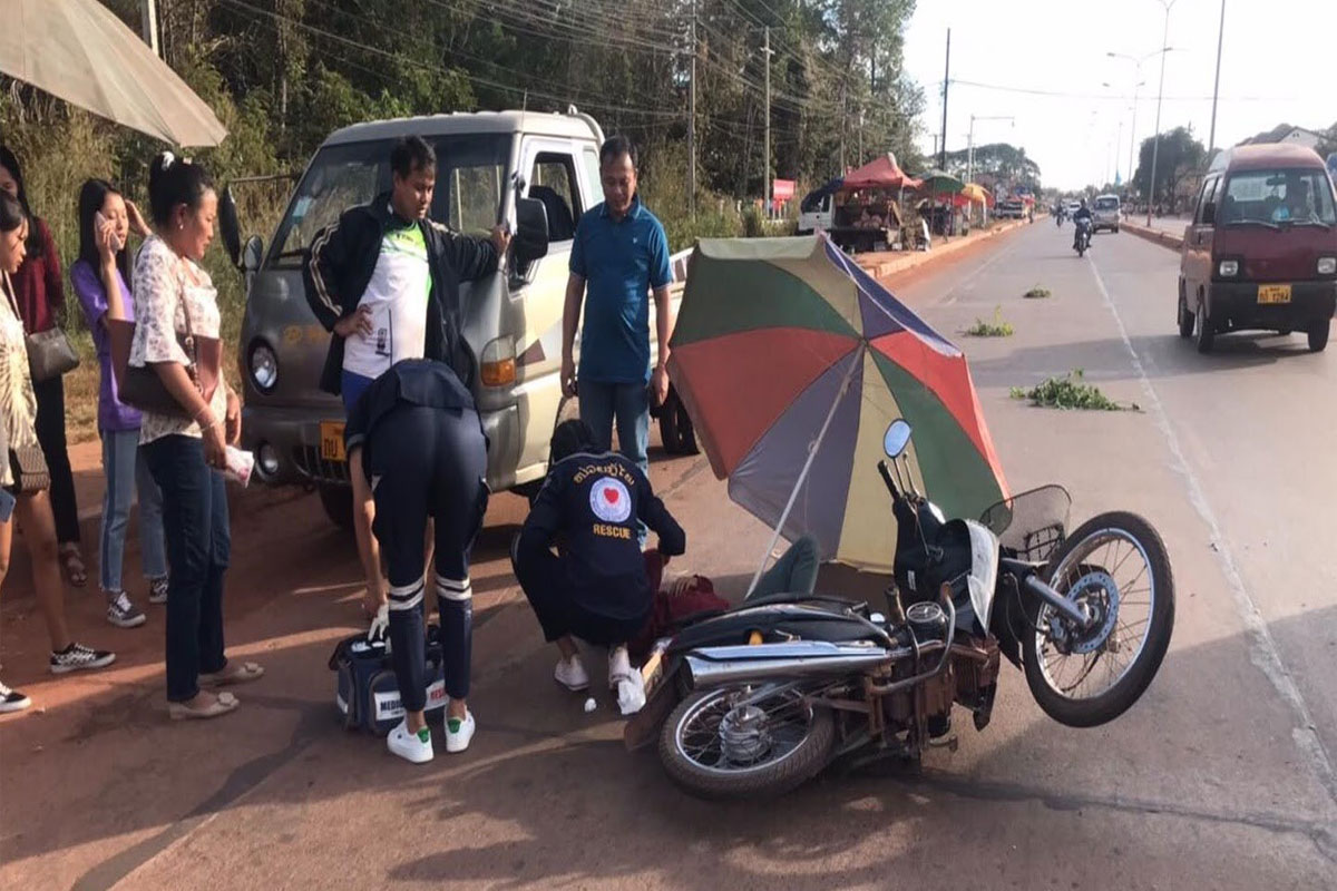 ຕຳຫຼວດຈະລາຈອນ ໂຄສະນາເຜີຍແຜ່ຄວາມປອດໄພຕາມເສັ້ນທາງ