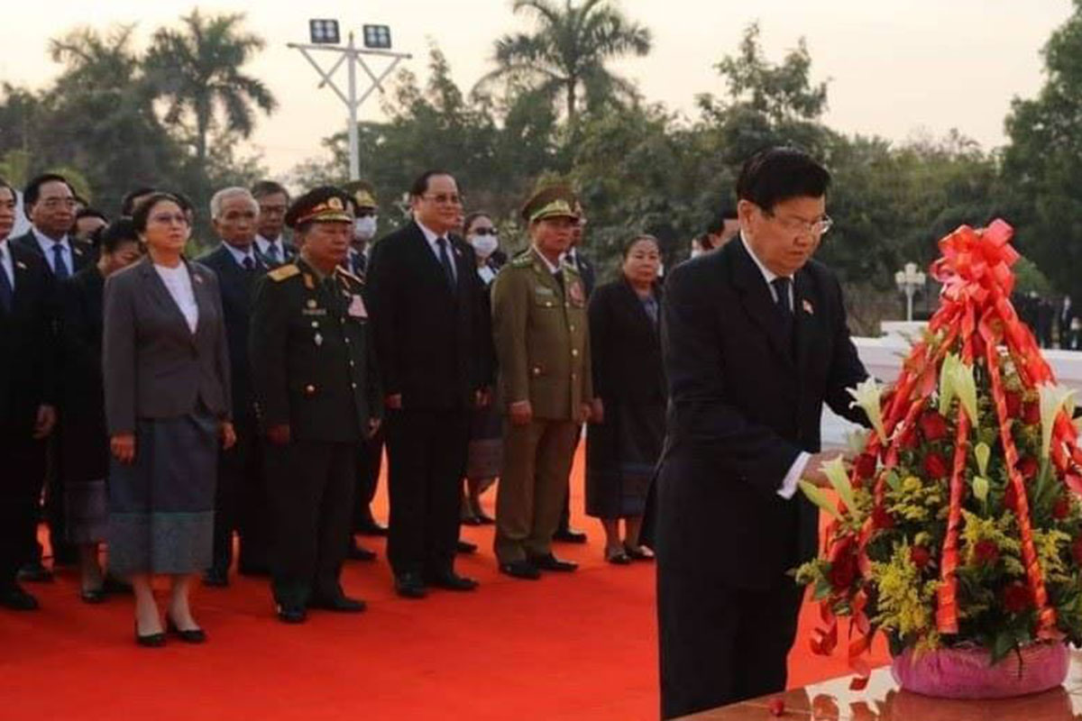 ຄະນະບໍລິຫານງານສູນກາງພັກຊຸດໃໝ່ ຮ່ວມວາງກະ​ຕ່າດອກໄມ້ທີ່ ຫໍພິພິທະພັນ ໄກສອນ ພົມວິຫານ