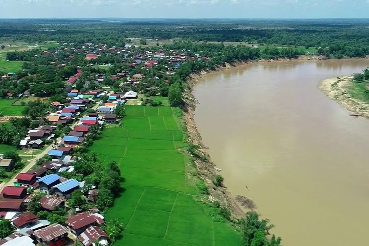 ແຮງງານລາວຈໍານວນໜຶ່ງໄດ້ຈ້າງເຮືອຄົນໄທໃຫ້ມາສົ່ງຢູ່ດອນ ກາງແມ່ນໍ້າຂອງເຂດເມືອງສອງຄອນ