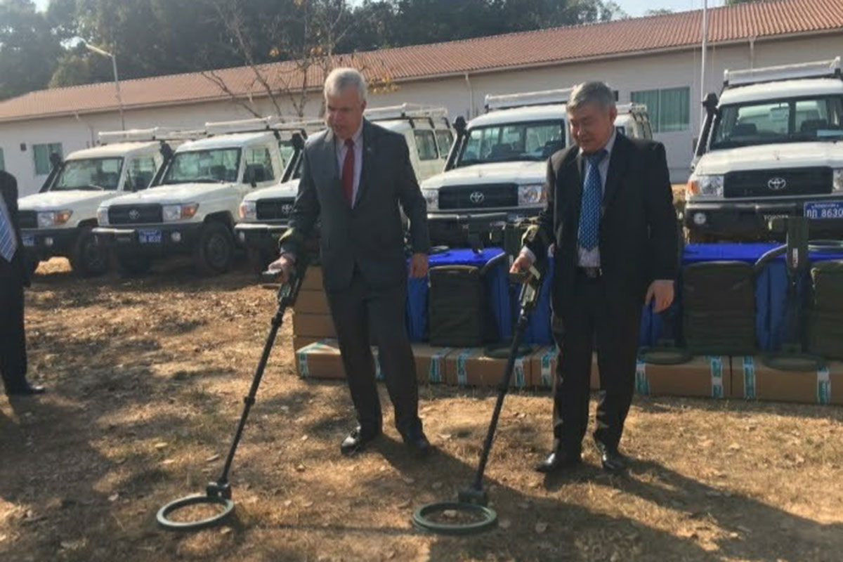 ອາເມລິກາ ມອບ ພາຫະນະ ແລະ ອຸປະກອນ ໃຫ້ແກ່ ໂຄງການເກັບກູ້ລະເບີດແຫ່ງຊາດ