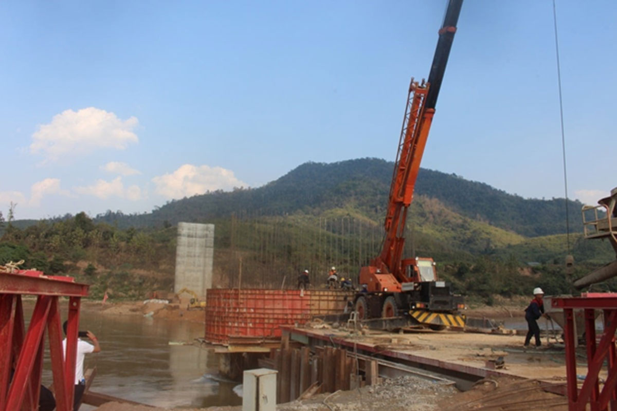 ການກໍ່ສ້າງຂົວຂ້າມແມ່ນໍ້າຂອງກ້ອນຕື່ນ – ຫ້ວຍແກ້ວມີຄວາມຊັກຊ້າກວ່າແຜນການ