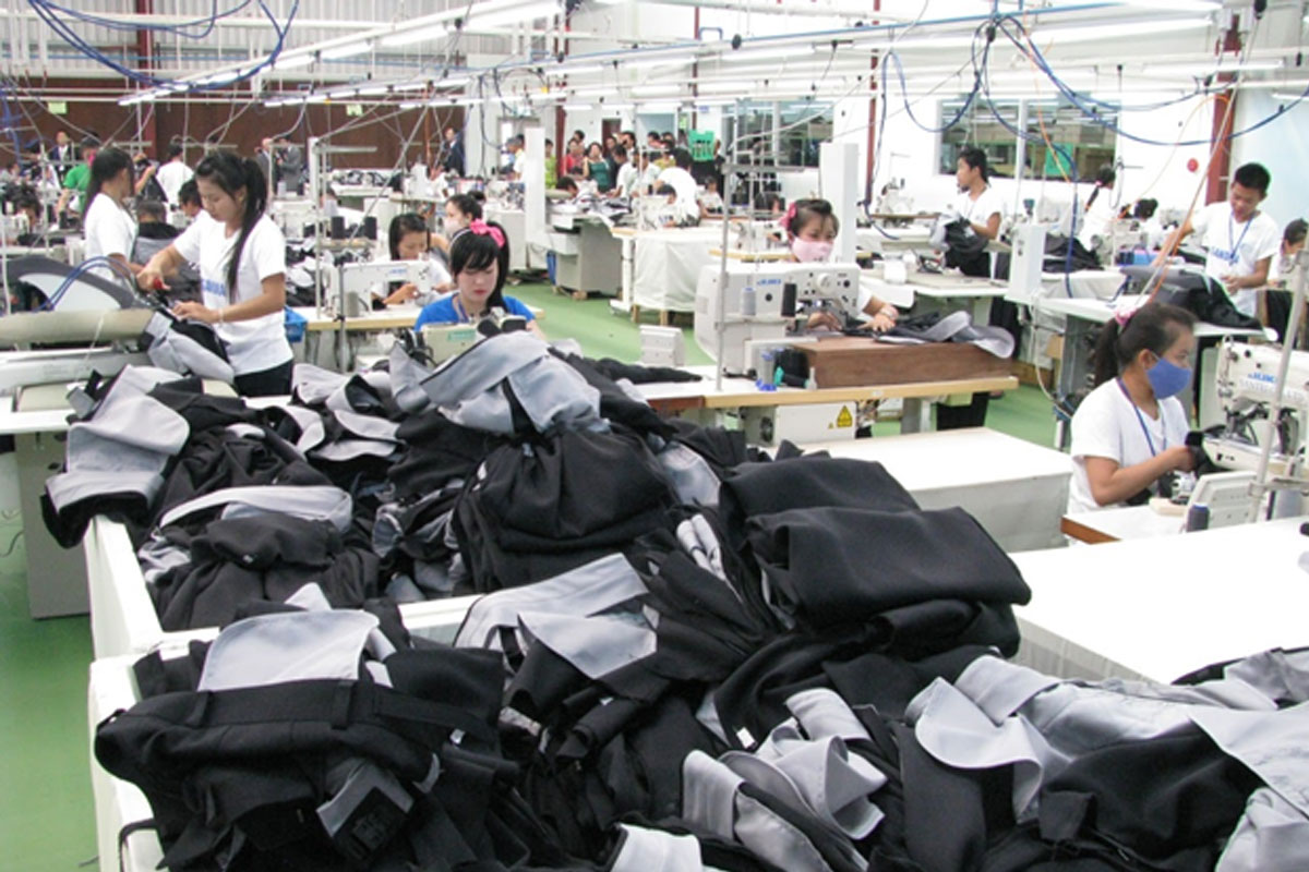 ຜູ້ປະກັນຕົນໃນຂະແໜງຕັດຫຍິບທີ່ໄດ້ຮັບ ຜົນກະທົບຈາກ ພະຍາດໂຄວິດ-19 ຈະໄດ້ຮັບເງິນອຸດໜູນໄລຍະສັ້ນ 900.000 ກີບຕໍ່ຄົນ