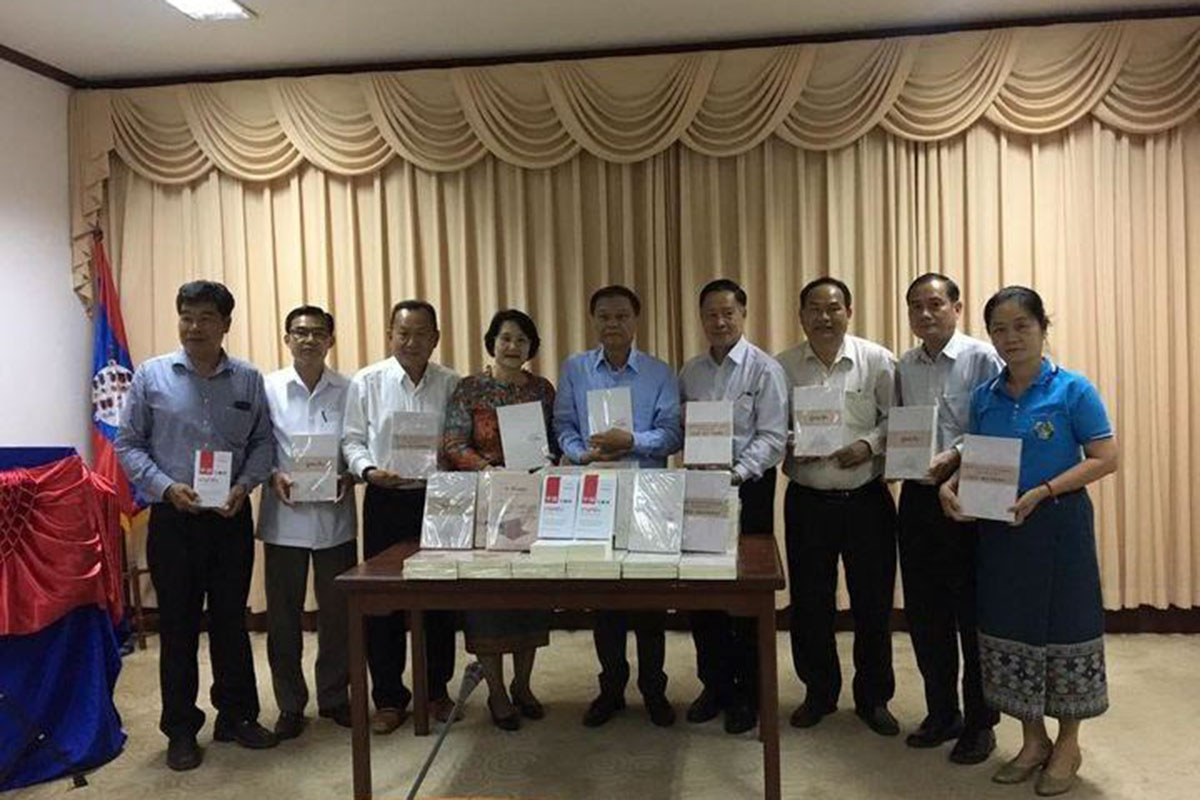 ວິທະຍຸສາກົນແຫ່ງປະເທດຈີນປະຈຳລາວ ມອບປຶ້ມ 2 ພາສາລາວ-ຈີນ ໃຫ້ສື່ມວນຊົນລາວ