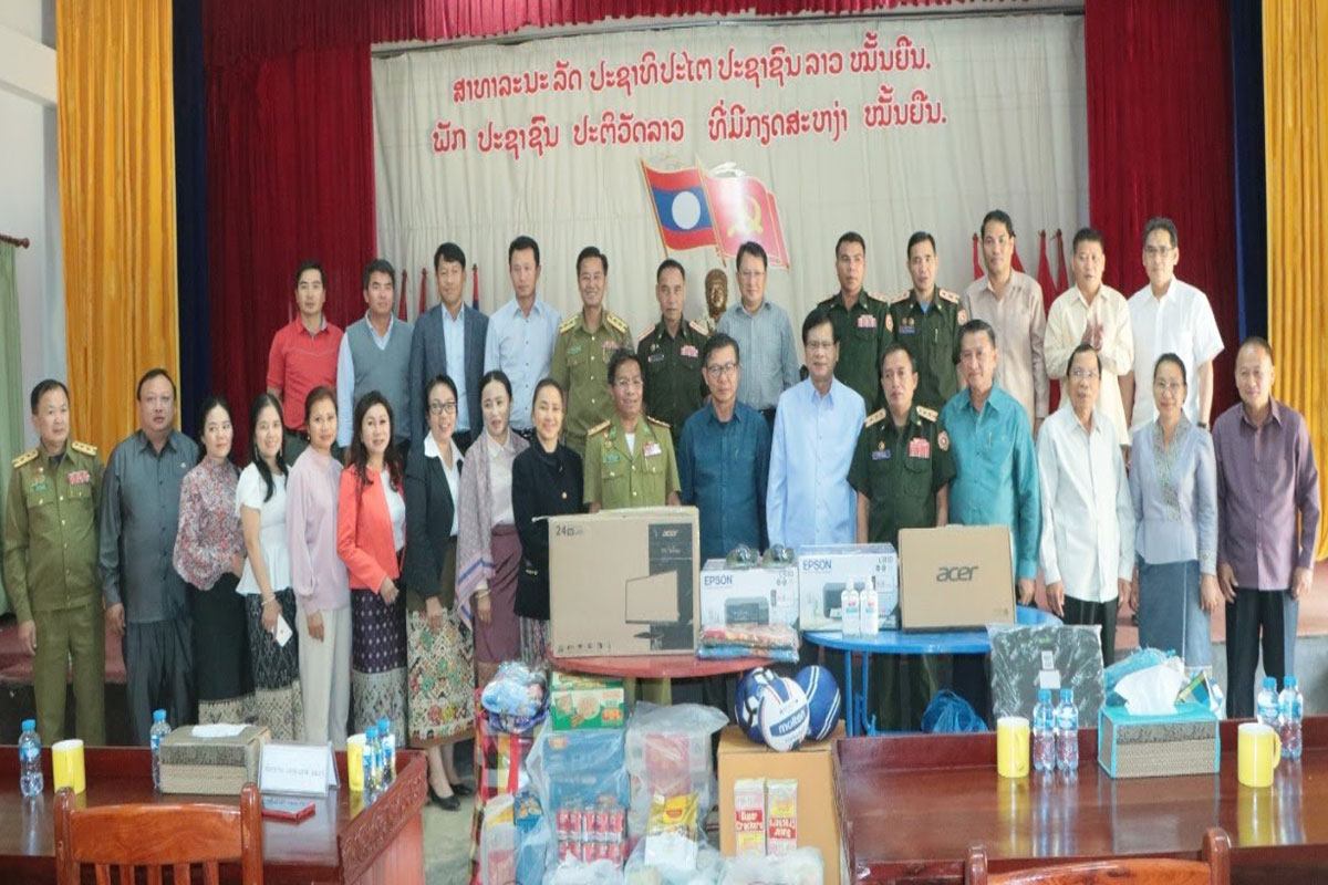 ອະດີດນາຍົກລັດຖະມົນຕີ ມອບເຄື່ອງໃຫ້ແກ່ກອງບັນຊາການທະຫານແຂວງ ແລະ ກອງບັນຊາການ ປກສ ແຂວງໄຊສົມບູນ