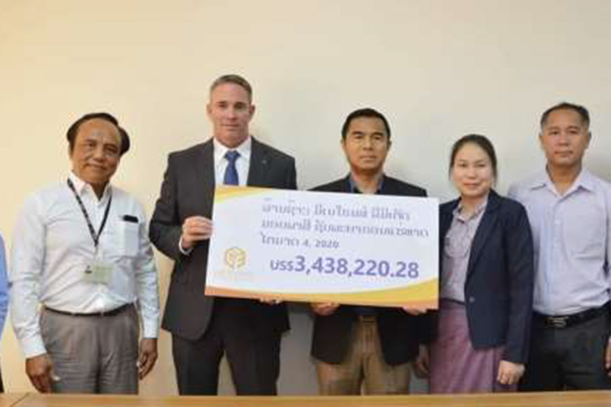 ບໍລິສັດ ລ້ານຊ້າງ ມິເນໂຣນສ໌ ລິມິເຕັດ ມອບຄ່າຊັບພະຍາກອນແຮ່ທາດຈໍານວນ 3,4 ລ້ານກວ່າໂດລາສະຫະລັດ ໃຫ້ແກ່ລັດຖະບານລາວ