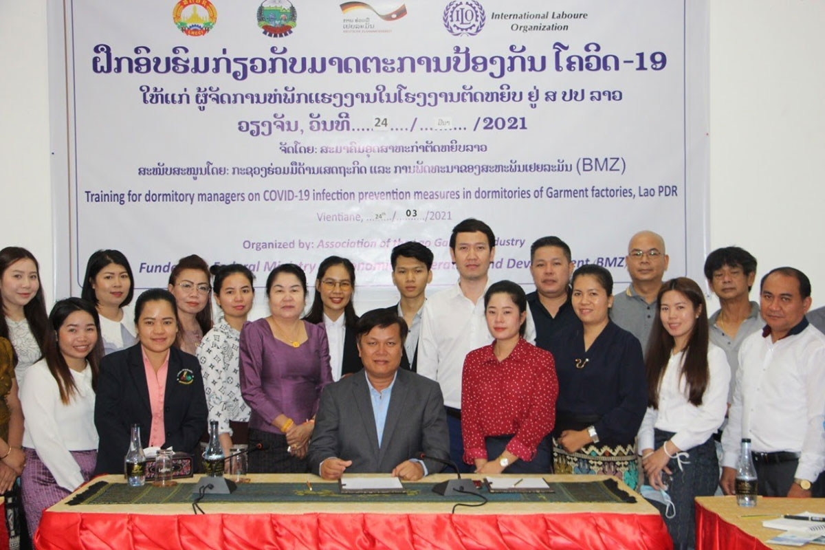 ສະມາຄົມອຸດສາຫະກໍາຕັດຫຍິບລາວເຜີຍແຜ່ວິທີປ້ອງກັນເຊື້ອພະຍາດໂຄວິດ-19 ໃຫ້ບັນດາໂຮງງານຕັດຫຍິບລາວ