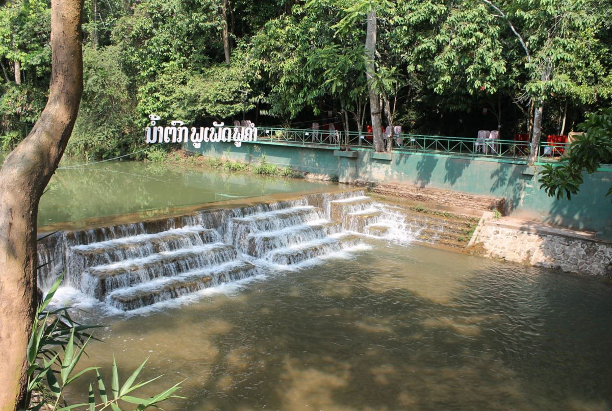 ນໍ້າຕົກຕາດ ພູເພັດ-ພູຄໍາໜຶ່ງໃນຫຼາຍສະຖານທີ່ທ່ອງທ່ຽວທີ່ໜ້າສົນໃຈຢູ່ແຂວງຫຼວງນໍ້າທາ