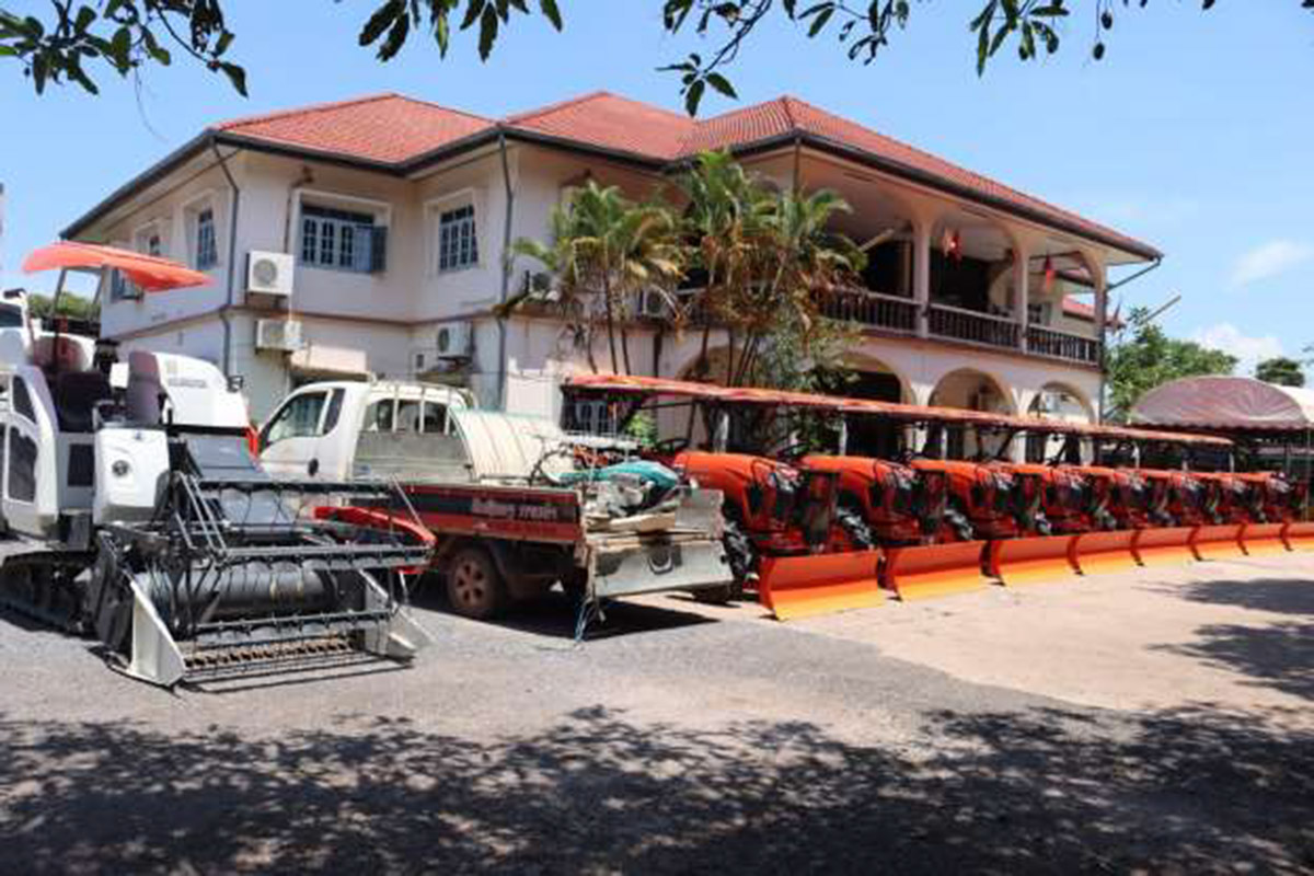 ກຸ່ມຜະລິດກະສິກຳເປັນສິນຄ້າ 3 ເມືອງເປົ້າໝາຍແຂວງບໍລິຄໍາໄຊໄດ້ຮັບ ເຄື່ອງກົນຈັກຮັບໃຊ້ການຜະລິດ