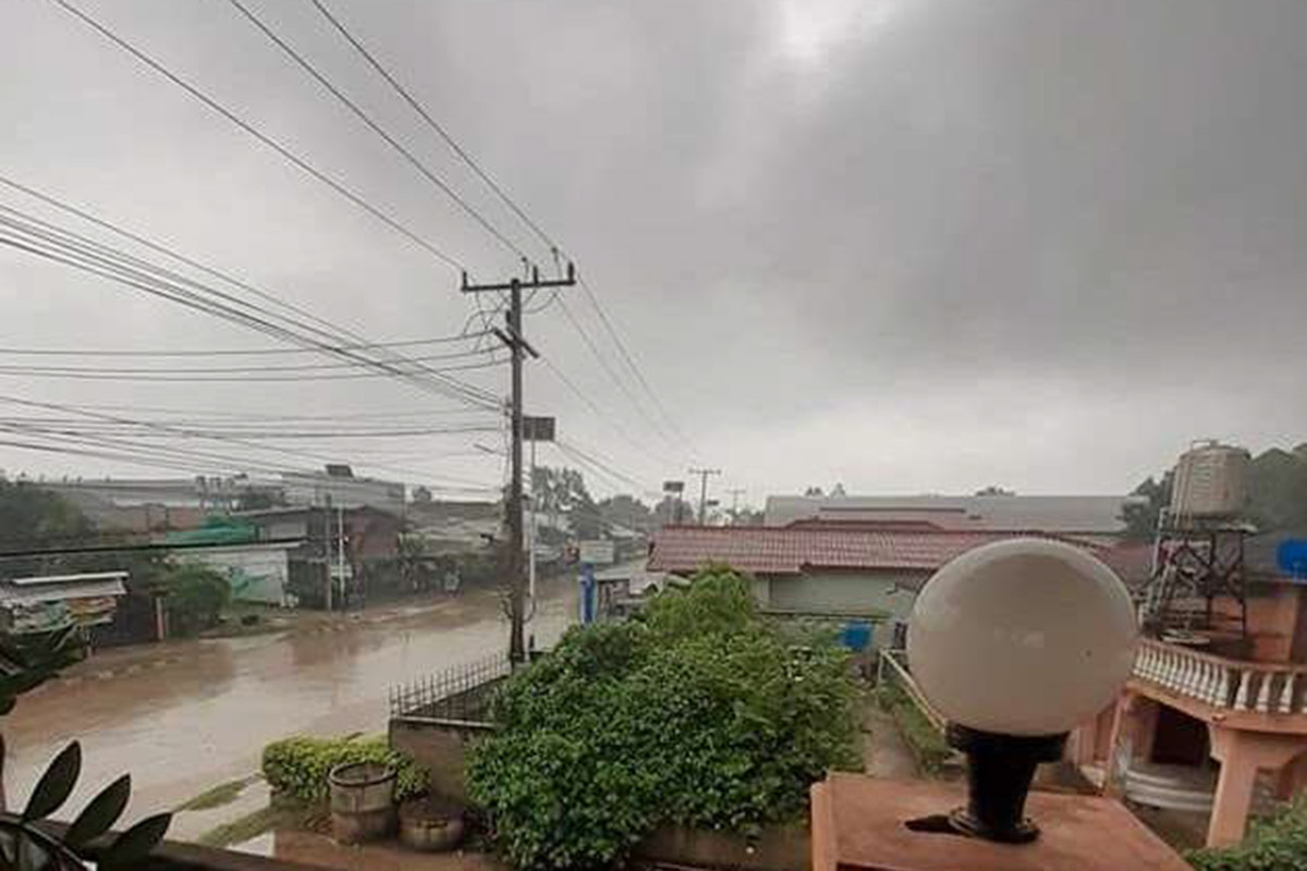 ຝົນຈະສືບຕໍ່ຕົກໄປອີກ 2 ວັນພ້ອມມີ ຟ້າຮ້ອງຟ້າເຫຼື້ອມ ແລະ ລົມພັດແຮງ