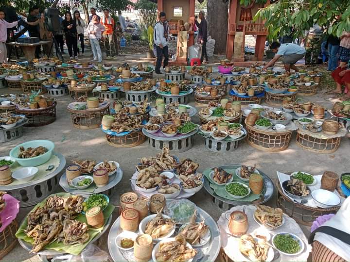 ພາບບັນຍາກາດພາເຂົ້າຕົ້ມໄກ່ລຽ້ງຫໍປູ່ຕາ ຫຼື ໄຫວ້ຫໍ ທີ່ບ້ານອີ່ໄລເມືອງນາຊາຍທອງ ນະຄອນຫຼວງວຽງຈັນ ໃນຕອນເຊົ້າວັນຈັນ ຂອງວັນທີ 12 ກຸມພາ  2024 ນີ້ ຫຼື ຈັດຂຶ້ນທຸກໆປີພໍຮອດ ເດືອນ ມີນາ (ເດືອນ 3 ລາວ) ອອກໃໝ່ 3 ຄໍ່າ