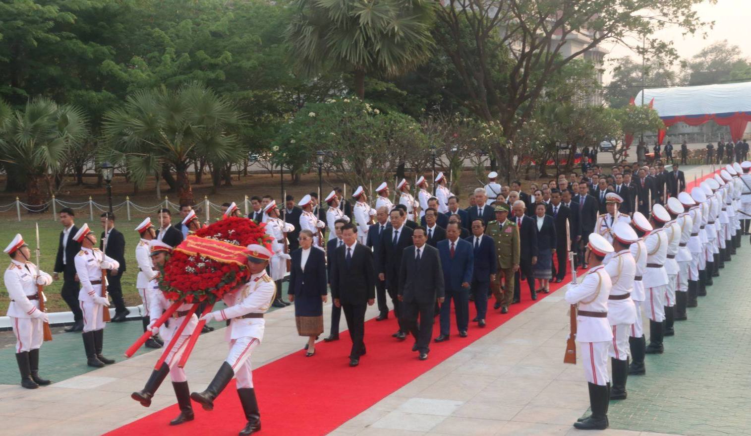 ການນໍາຂັ້ນສູງ ພັກ-ລັດ ນໍາໂດຍ ສະຫາຍ ທອງລຸນ ສີສຸລິດ ເລຂາທິການໃຫຍ່ ຄະນະບໍລິຫານງານສູນກາງພັກ ປະທານປະເທດ ໄດ້ເຂົ້າວາງພວງມາລາ ຢູ່ອານຸສາວະລີນັກຮົບນິລະນາມ ແລະ ເຂົ້າວາງກະຕ່າດອກໄມ້ ຢູ່ໜ້າຮູບປັ້ນຫຼໍ່ຂອງ ປະທານ ໄກສອນ ພົມວິຫານ ຢູ່ຫໍພິພິທະພັນ ໄກສອນ ພົມວິຫານ ໃນຕອນເຊົ້າວັນທີ 21 ມີນານີ້ ເນື່ອງໃນໂອກາດສະເຫຼີມສະຫຼອງວັນສ້າງຕັ້ງພັກປະຊາຊົນ ປະຕິວັດລາວ (ພັກ ປປລ) ຄົບຮອບ 70 ປີ (22 ມີນາ 1955 – 22 ມີນາ 2025).