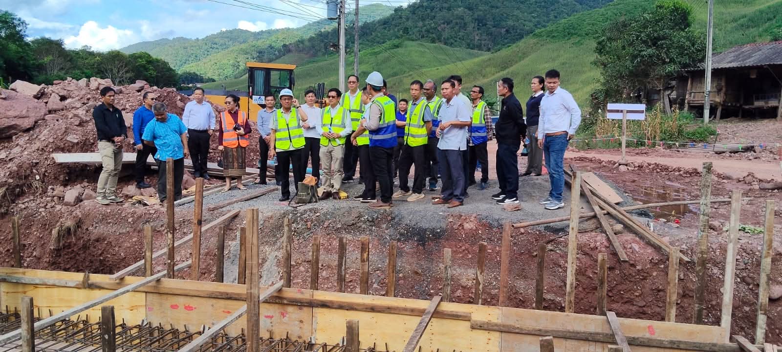 ຕິດຕາມຄວາມຄືບໜ້າໂຄງການ ສ້ອມແປງ ເສັ້ນທາງ 2W ຢູ່ ແຂວງອຸດົມໄຊ.