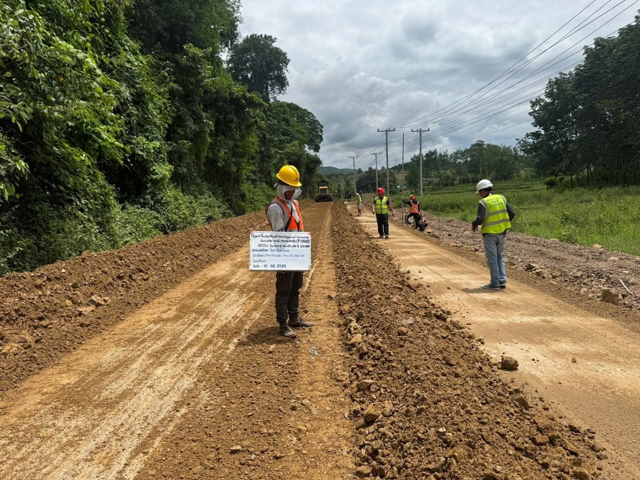 ໂຄງການ ປັບປຸງ-ຍົກລະດັບເສັ້ນທາງຫຼວງ ແຫ່ງຊາດ 2W ຄາດວ່າຈະສຳເລັດທ້າຍປີນີ້ການຍົກລະດັບທາງຫຼວງແຫ່ງຊາດ 2W ໃນແຂວງອຸດົມໄຊ ຄາດວ່າຈະຊ່ວຍສົ່ງເສີມການຄ້າ, ການທ່ອງທ່ຽວ ແລະ ການເຊື່ອມຕໍ່ດ້ານການຂົນສົ່ງ ລະຫວ່າງ ລາວ, ໄທ ແລະ ຫວຽດນາມ.