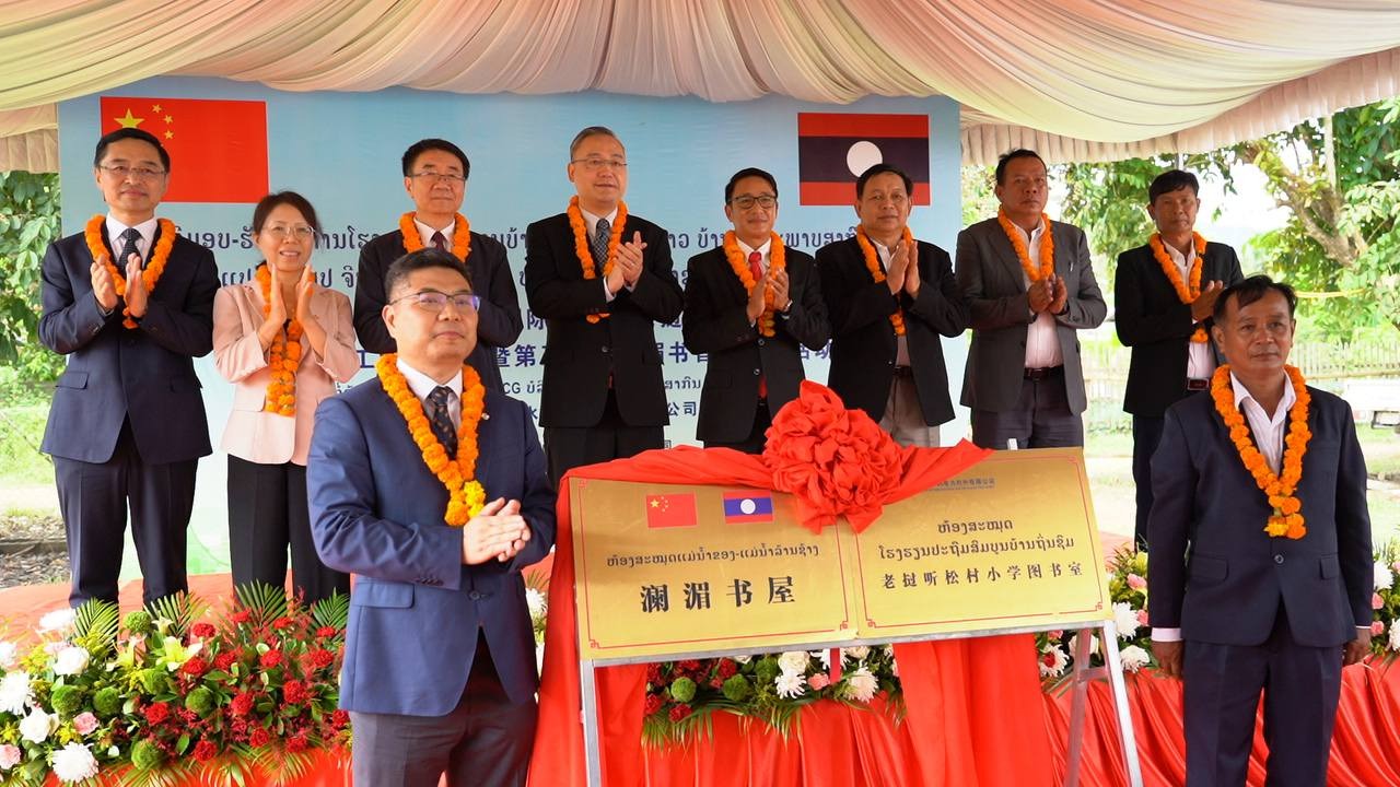 ນັກຮຽນບ້ານຖິ່ນຊົມ ໄດ້ຊົມໃຊ້ອາຄານຮຽນ ແລະ ຫ້ອງສະໝຸດຫຼັງໃໝ່