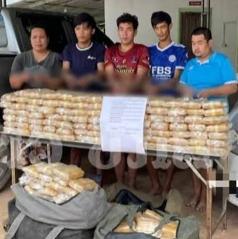 ເຈົ້າໜ້າຈັບຕົວຜົວເມຍແລະ ພັກພວກອີກ 4 ຄົນ