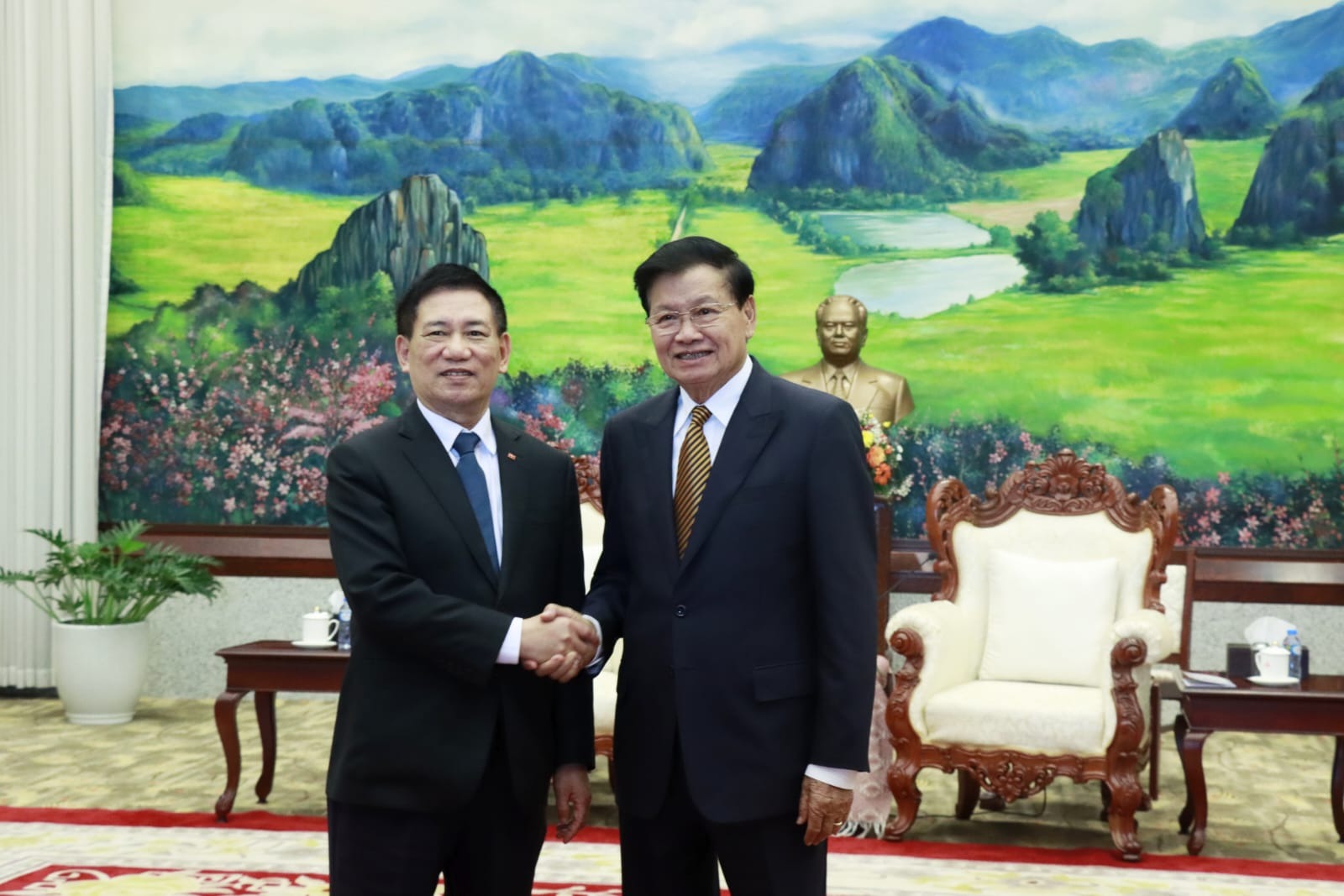 ປະທານປະເທດ ແຫ່ງ ສປປ ລາວ ຕ້ອນຮັບການເຂົ້າຢ້ຽມຂໍ່ານັບຂອງຮອງນາຍົກລັດຖະມົນຕີ ແຫ່ງ ສສ. ຫວຽດນາມ